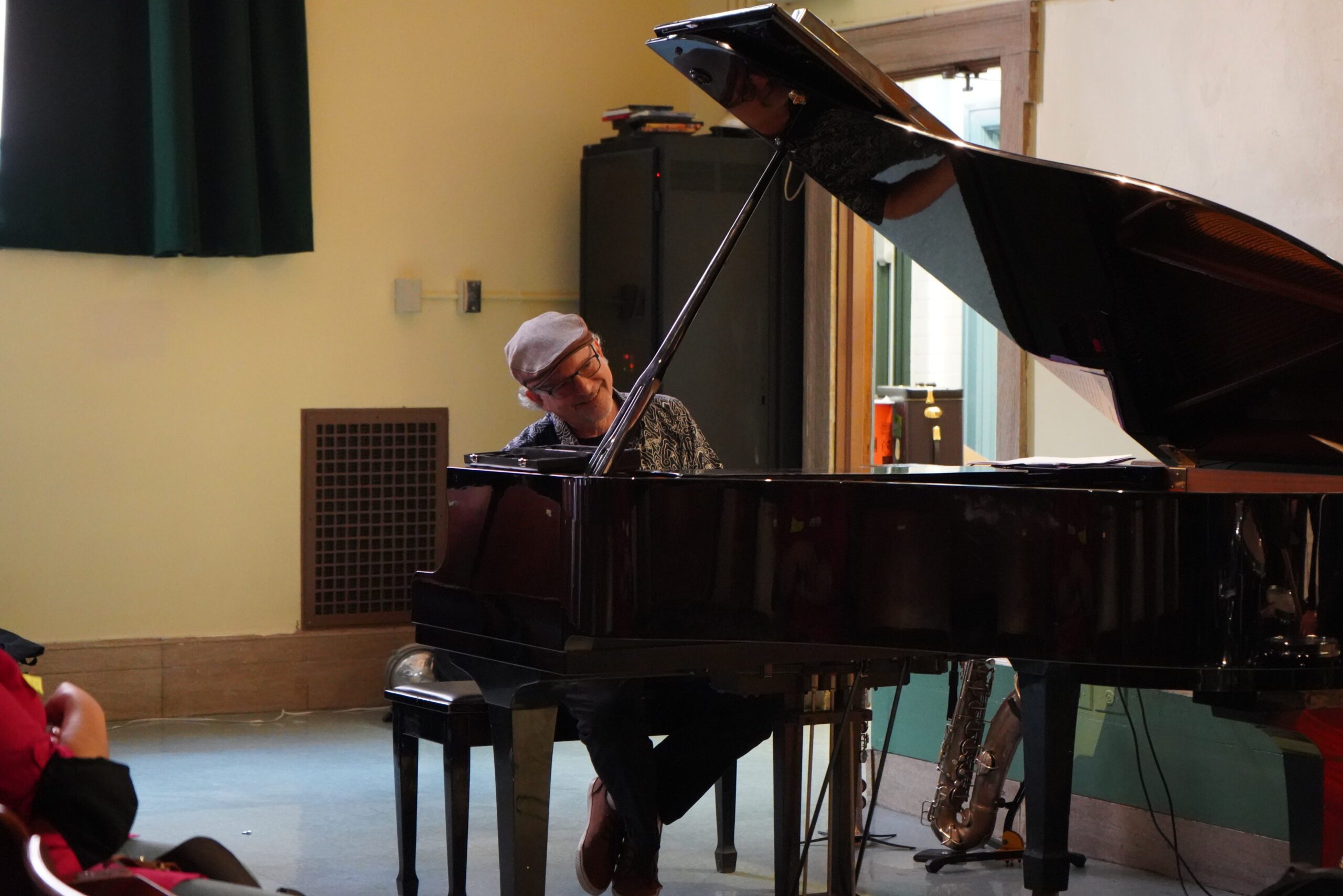 Jeff Lederer accompanies students at I.S. 234 on Piano